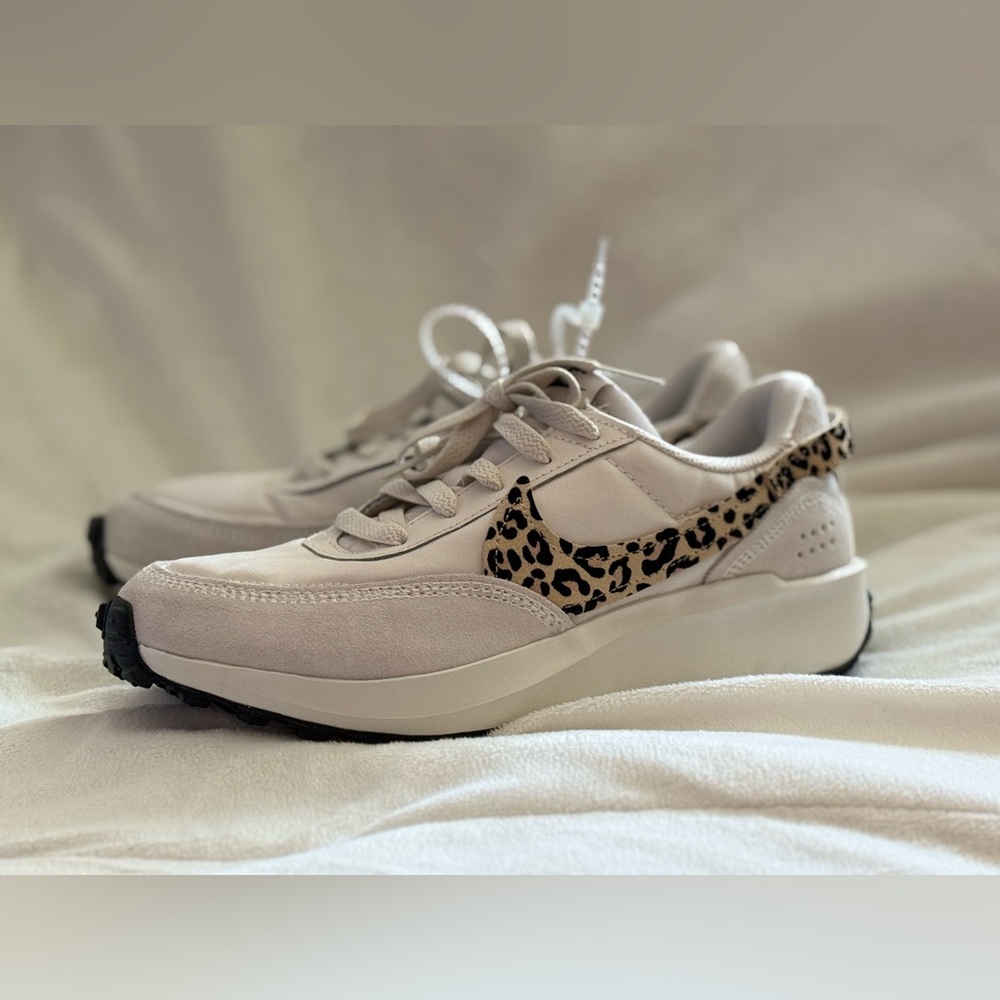NIKE Womens Leopard Waffle Debut Running Shoes